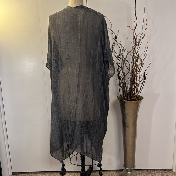 Gray shawl with fringe - Picture 5 of 6